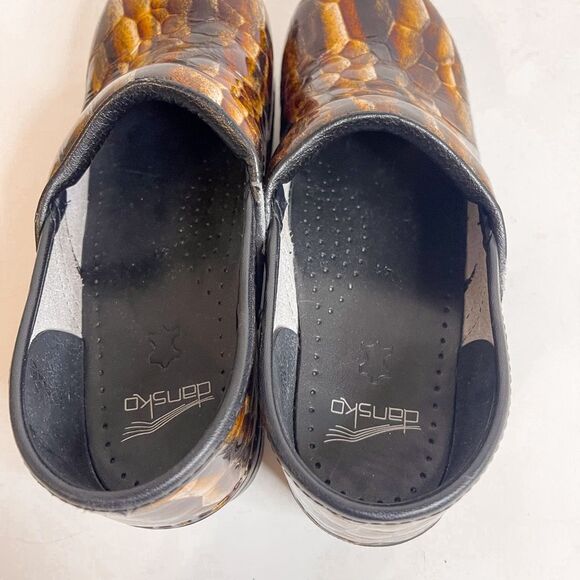 Dansko Snake Print Tiger Eye Nursing Clogs 41 - Picture 9 of 11
